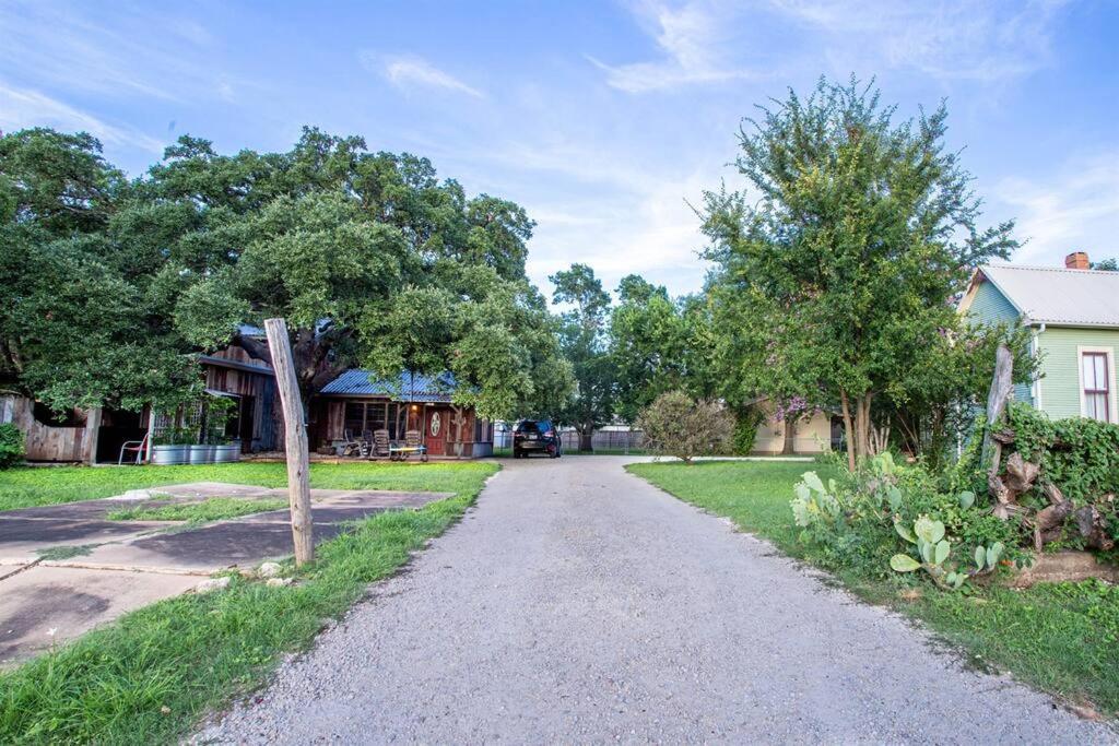 Villa Pet Friendly! Hot Tub, 2Mins From Main, Fire Pit Fredericksburg Exterior foto