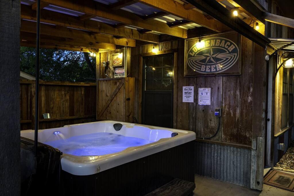 Villa Pet Friendly! Hot Tub, 2Mins From Main, Fire Pit Fredericksburg Exterior foto