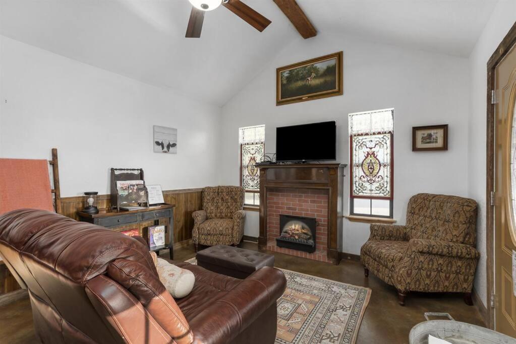 Villa Pet Friendly! Hot Tub, 2Mins From Main, Fire Pit Fredericksburg Exterior foto